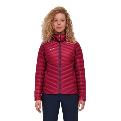 Mammut Winter-Daunenjacke Broad Peak Insulated Hooded (Kapuze, wärmend dank Daunenfüllung) rot/marineblau Damen